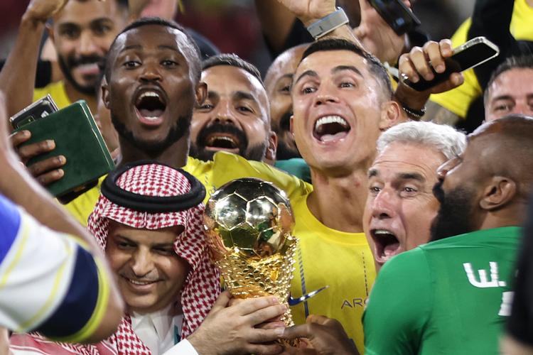 Christiano Ronaldo fejrer sejren ved Arab Club Championship med holdkammerater og ejere på King Fahd Stadium i Taif, Saudi Arabia, lørdag d. 12. aug. 2023. (AP Photo/Samah Zidan) Foto: Samah Zidan/Ritzau Scanpix