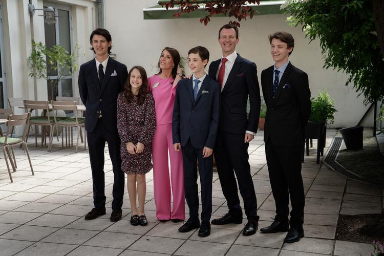     Grev Nikolai ses her yderst til venstre sammen med sin familie. Foto: Emil Agerskov