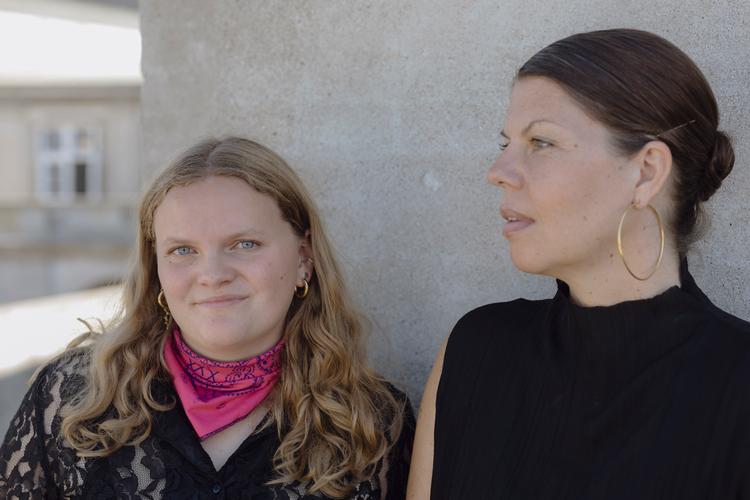 Nikoline Erbs Hillers-Bendtsen er de næste to måneder en del af Alternativets folketingsgruppe, der nu udelukkende består af kvinder. Det er ikke et problem, vurderer politisk leder Franciska Rosenkilde. Foto: Benjamin Krog