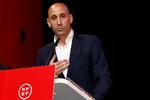 Luis Rubiales har været udsat for heftig kritik for at kysse en spansk  fodboldspiller på munden efter VM-triumfen i Australien. Nu undskylder forbundet for den suspenderede præsidents opførsel. Foto: Eidan Rubio/Ritzau Scanpix