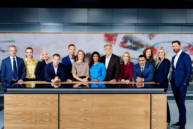 Det samlede værtshold bag TVA.: 
Fra venstre: Kim Bildsøe Lassen, Anne-Dorte Rosgaard, Mette Hybel, Johannes Langkilde, Jacob Rosenkrands, Maria Yde, Ulla Essendrop, Klaus Bundgård Povlsen, Maja Rosager, Erkan Özden, Nina Z. Munch-Perrin, Lillian Gjerulf Kretz og Kåre Quist.  Foto: Agnete Schlichtkrull