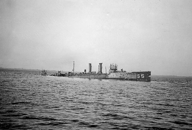 'Havørnen' endte sine dage ved Stammenakke, hvor besætningen tog flugten. Vraget blev ribbet for alt under krigen. Det blev først endelig fjernet i 1952. Foto: Langebæk Lokalhistoriske Arkiv