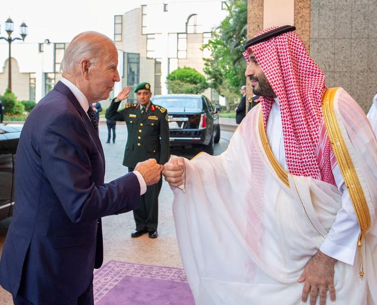 Biden I Saudi-Arabien sidste år. Dengang kunne han og kronprinsen ikke give hinanden et ordentligt håndtryk. Nu taler de om en amerikansk-saudisk sikkerhedspagt. Foto: Bandar Algaloud/Ritzau Scanpix