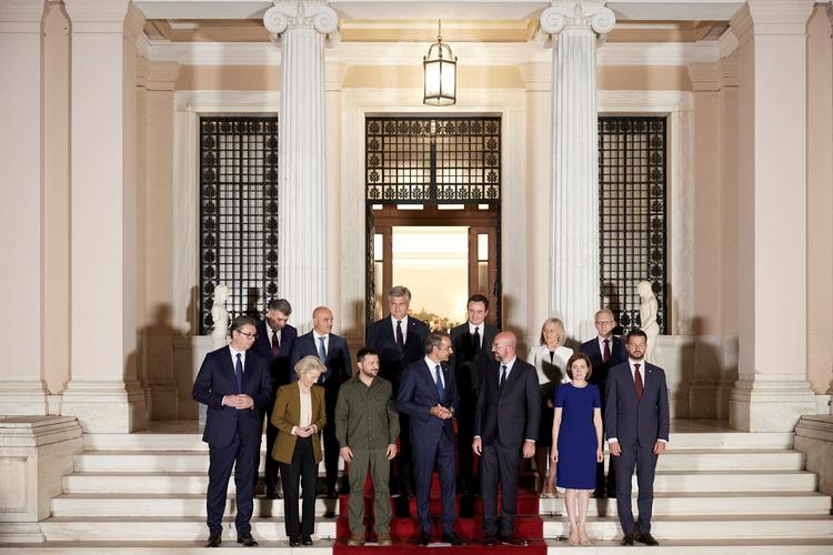 EU-ledere samlet med ledere fra Vestbalkan til det obligatoriske familiefoto 21. august i Athen. En dag vil de stå der som EU-ledere, hvis alt går, som de ønsker.  Foto: Greek Prime Minister's Office/Ritzau Scanpix