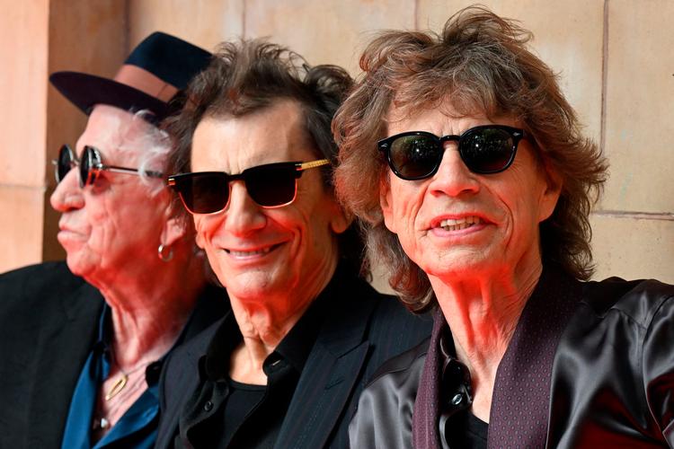  Keith Richards, Ron Wood og Mick Jagger ankom i strålende sol og 33 grader til præsentationen af deres nye album i Hackney. Som den eneste beholdt Keith Richards solbrillerne på indenfor på scenen i teatret i London. Foto: Daniel Leal/Ritzau Scanpix