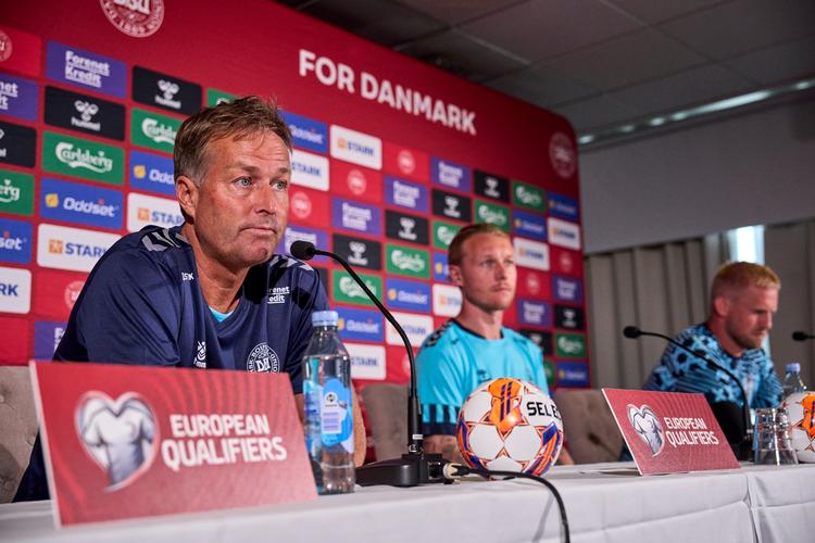 Landstræner Kasper Hjulmand sætter stor lid til anfører Simon Kjær og målmand Kasper Schmeichel, selv om de to spillere ikke har været meget på banen i sæsonen.  Foto: Claus Bonnerup/Claus Bonnerup
