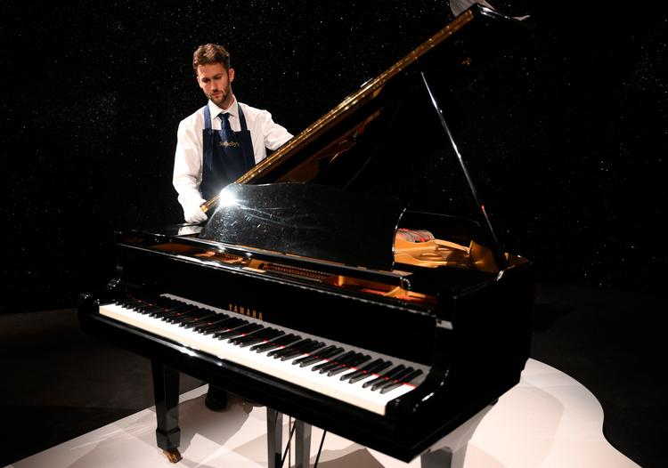 Mercurys flygel af mærket Yamaha solgt for 1,7 millioner pund - omkring 14,8 millioner danske kroner.  Foto: Daniel Leal/Ritzau Scanpix