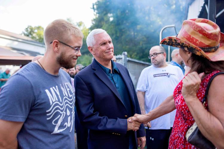 Mike Pence møder vælgere i Salem, New Hampshire tidligere på ugen.  Foto: Scott Eisen/Ritzau Scanpix