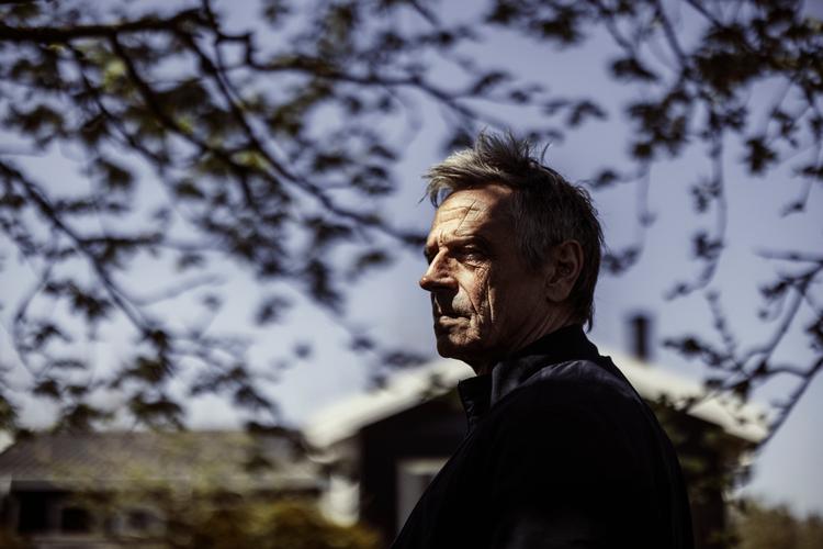 Michael Falch ved sit hjem på Langeland. Nu har han taget inititiativ til en ny musifestival på øen. Falch optræder selv til festivalen sammen med Poul Krebs.  Foto: Joachim Ladefoged