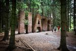 I det udendørs udstillingssted Deep Forest Art Land 10 km. nord for Sdr. Omme ved Herning fører en 3,5 km. lang bugtet sti de besøgende forbi over 80 kunstinstallationer - her 'Hate' af Jes Brinch. Foto: Morten Langkilde
