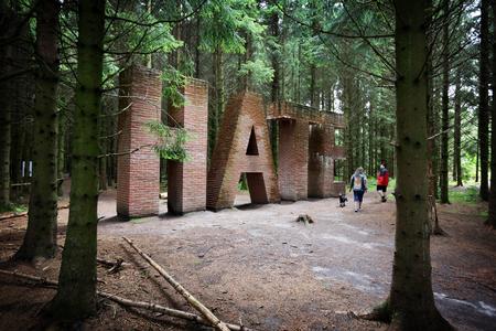 I det udendørs udstillingssted Deep Forest Art Land 10 km. nord for Sdr. Omme ved Herning fører en 3,5 km. lang bugtet sti de besøgende forbi over 80 kunstinstallationer - her 'Hate' af Jes Brinch. Foto: Morten Langkilde