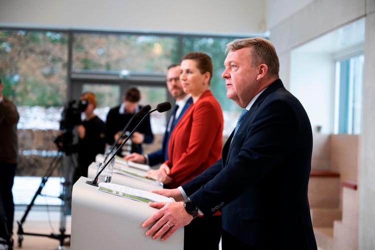Da formand for Venstre Jakob Ellemann-Jensen (V), Statsminister Mette Frederiksen (S) og formand for Moderaterne Lars Løkke Rasmussen (M) i december sidste år fremlagde regeringsgrundlaget, løftede de sløret for en ny skat for de allerhøjeste indkomster, som Løkke kaldte for en top-topskat.  Foto: Anthon Unger