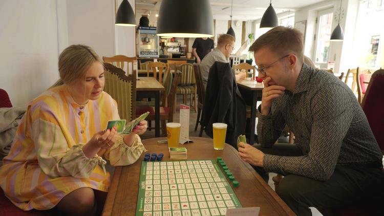 Stemningen er i bedste fald afmålt, da Sara og Nicklas besøger en brætspilscafé.  