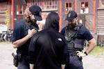 Øget indsats fra politiet mod Pusher Street efter drab og skyderi. Der er blandt andet indført visitationszoner på Christianshavn, Amager og Nørrebro. Her får en fyr vendt lommer og bliver visiteret af to uniformerede betjente på Christiania.  Foto: Thomas Borberg