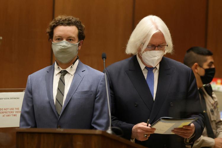 Danny Masterson ses her sammen med sin forsvarer Thomas Mesereau ved et retsmøde i 2020.  Foto: Lucy Nicholson/Ritzau Scanpix