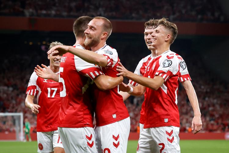 Joakim Mæhle har scoret til 2-0 og jubler med Christian Eriksen, Andreas Skov Olsen og Jesper Lindstrøm. Foto: Jens Dresling