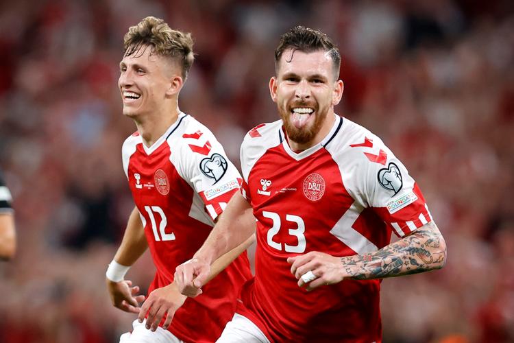 Pierre Emile Højbjerg har scoret til 1-0 og jubler med Jesper Lindstrøm. Foto: Jens Dresling