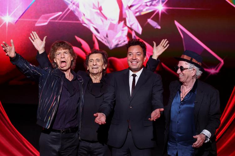 Jimmy Fallon (nr. 3 fra venstre) ses her med medlemmer af Rolling Stones tidligere på ugen i London. Ironisk var det magasinet Rolling Stone, der bragte den kompromitterende historie om ham.  Foto: Toby Melville/Ritzau Scanpix