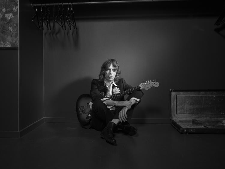 Carl Emil Petersens tredje album i eget navn føles lidt som at have fundet en glemt radiostation, der er blevet ved med at spille ud i den tomme æter. Foto: Søren Solkær