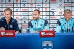 Der var højt humør og en let atmosfære, da Kasper Hjulmand, Christian Eriksen og Kasper Schmeichel mødte pressen før den vigtige EM-kvalifikationskamp mod Finland.  Foto: Mads Claus Rasmussen/Ritzau Scanpix