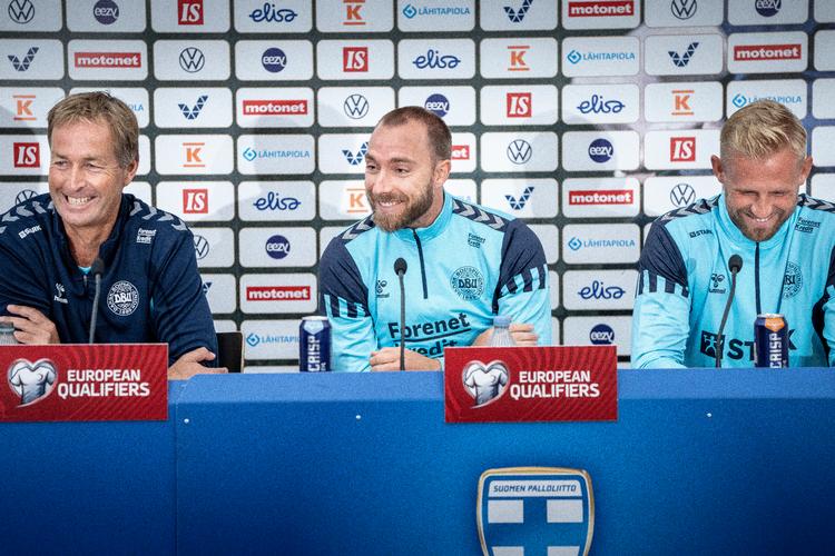 Der var højt humør og en let atmosfære, da Kasper Hjulmand, Christian Eriksen og Kasper Schmeichel mødte pressen før den vigtige EM-kvalifikationskamp mod Finland.  Foto: Mads Claus Rasmussen/Ritzau Scanpix