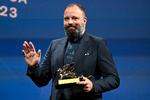 Instruktøren af "Poor Things" Yorgos Lanthimos med Guldløven efter at have vundet prisen for den bedste film i hovedkonkurrencen ved filmfestivalen i Venedig.  Foto: Tiziana Fabi/Ritzau Scanpix