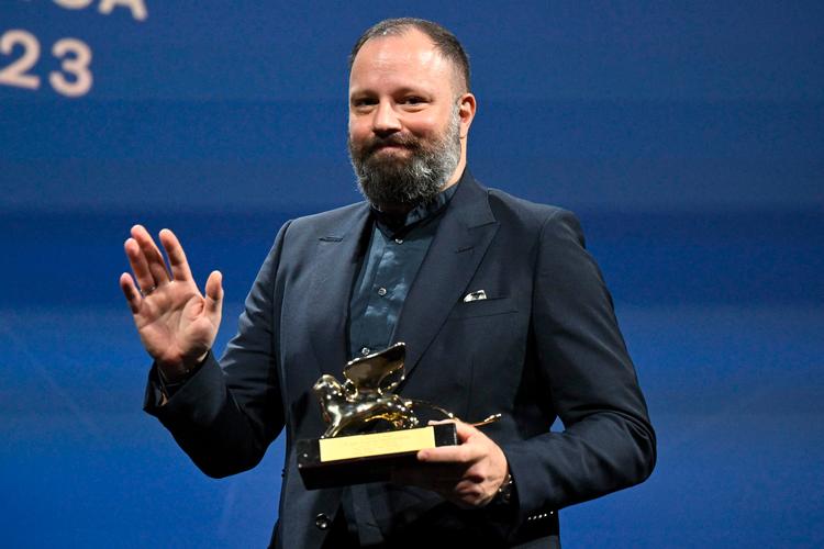 Instruktøren af "Poor Things" Yorgos Lanthimos med Guldløven efter at have vundet prisen for den bedste film i hovedkonkurrencen ved filmfestivalen i Venedig.  Foto: Tiziana Fabi/Ritzau Scanpix
