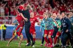 Pierre-Emile Højbjerg jubler med landstræner Kasper Hjulmand og spillere under EM-kvalifikationskampen mellem Finland og Danmark på Olympiastadion i Helsinki. Foto: Mads Claus Rasmussen/Ritzau Scanpix