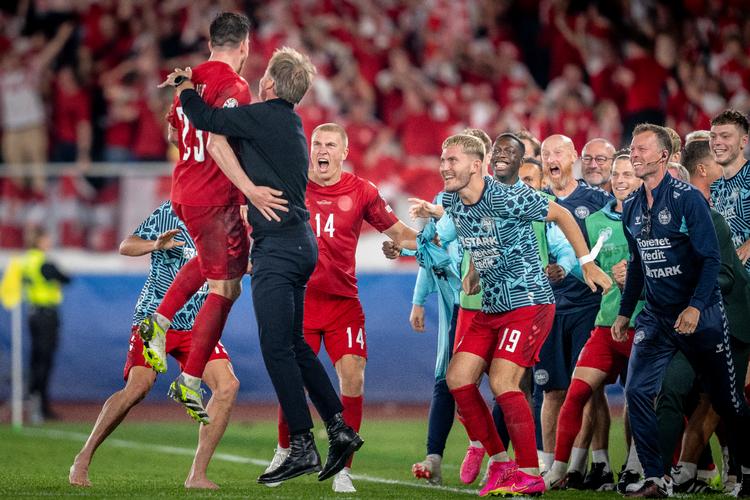 Pierre-Emile Højbjerg jubler med landstræner Kasper Hjulmand og spillere under EM-kvalifikationskampen mellem Finland og Danmark på Olympiastadion i Helsinki. Foto: Mads Claus Rasmussen/Ritzau Scanpix