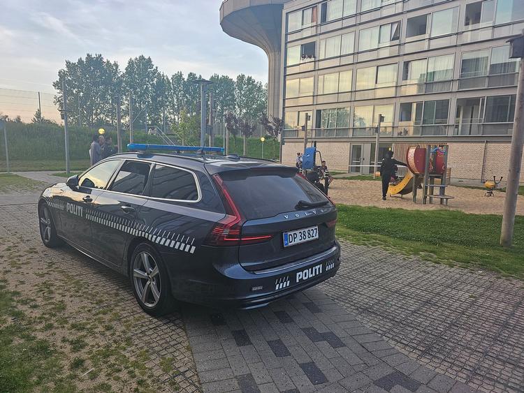 En treårig pige døde, da hun søndag faldt ned fra fjerde sal i Bispehaven i Aarhus. Det skriver Østjyllands Politi på det sociale medie X, tidligere Twitter. Foto: Presse-foto.dk/Ritzau Scanpix
