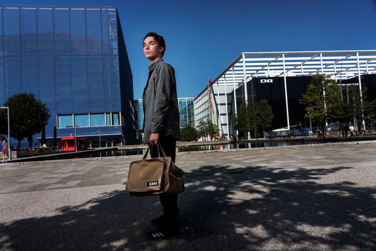 »DR kan behandle folk som fæ, fordi man til gengæld får den prestige, der er forbundet med at være tilknyttet DR. Og fordi DR samtidig tilbyder et håb om, at man til sidst kan få et rigtigt job«, siger Isaac Macaulay, tidligere praktikant.  Foto: Jacob Nielsen/DM Akademikerbladet