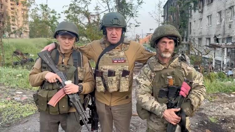 To Wagner-soldater med lejehærens nu afdøde leder Jevgenij Prigosjin (i midten), fotograferet i den besatte ukrainske by Bakhmut i maj. Arkivfoto. Foto: Press Service Of Concord/Ritzau Scanpix