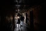 Immigranter i Sydafrika bor ofte under kummerlige forhold i forladte bygninger  - da en af dem brød i brand for nylig kostede det mindst 77 mennesker livet.  Foto: Michele Spatari/Ritzau Scanpix