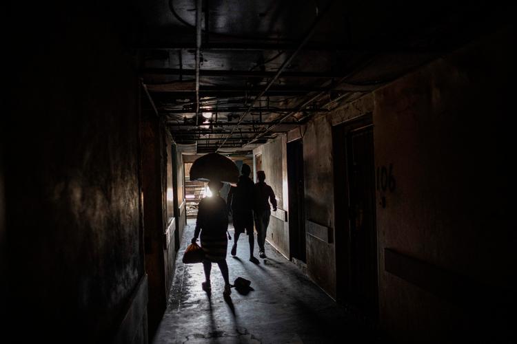 Immigranter i Sydafrika bor ofte under kummerlige forhold i forladte bygninger  - da en af dem brød i brand for nylig kostede det mindst 77 mennesker livet.  Foto: Michele Spatari/Ritzau Scanpix