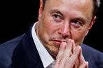 I den murstenstykke biografi 'Elon Musk' kan man læse, hvordan en af verdens mest magtfulde personer bruger sci-fi-satiren ’The Hitchhiker's Guide to the Galaxy’ som en bibel.  Foto: Gonzalo Fuentes/Ritzau Scanpix
