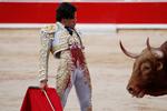 Få steder kan machomanden vise sine positurer som i arenaen under dansen med Døden for manden eller tyren. Her er det Alberto Lopez Simon i aktion ved  San Fermin festivalen i Pamplona i 2019.   Foto: Susana Vera/Ritzau Scanpix