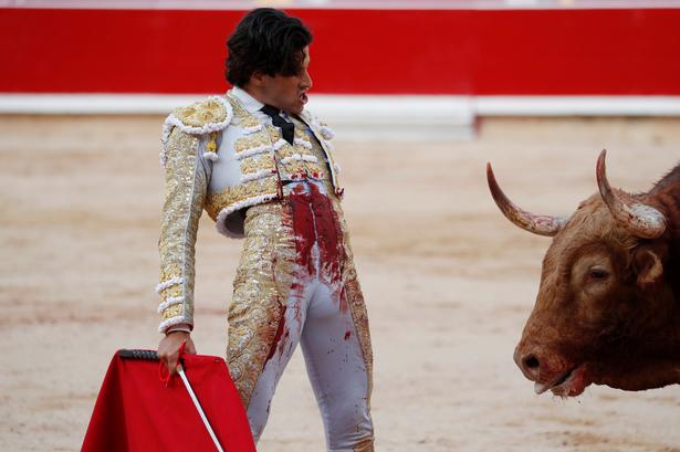 Få steder kan machomanden vise sine positurer som i arenaen under dansen med Døden for manden eller tyren. Her er det Alberto Lopez Simon i aktion ved  San Fermin festivalen i Pamplona i 2019.   Foto: Susana Vera/Ritzau Scanpix
