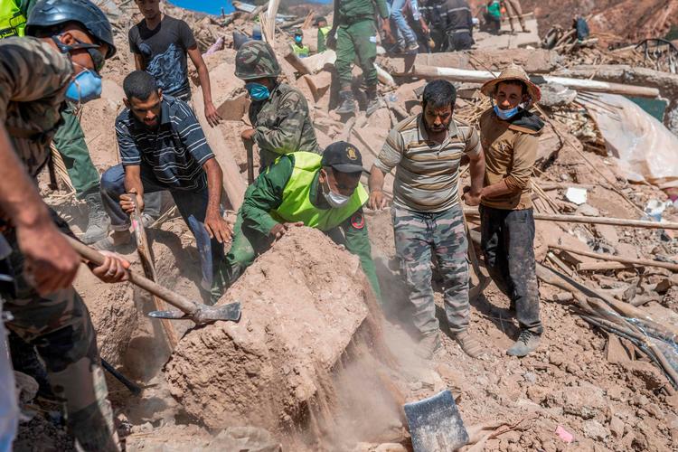  lokale hjælpearbejdere leder efter overlevende under murbrokkerne i bjerglandsbyen  Tizi N'Test i  Taroudant-provinsen udenfor Marrakech.  Foto: Bulent Kilic/Ritzau Scanpix