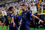 Det skulle da lige være i fodboldarenaen, hvor Cristiano Ronaldo fra Portugal fejrer sine mål med maskuline positurer som denne fra august i år, hvor han har scoret igen i den saudiske liga. Foto: Fayez Nureldine/Ritzau Scanpix