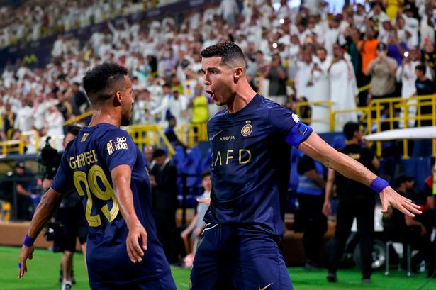 Det skulle da lige være i fodboldarenaen, hvor Cristiano Ronaldo fra Portugal fejrer sine mål med maskuline positurer som denne fra august i år, hvor han har scoret igen i den saudiske liga. Foto: Fayez Nureldine/Ritzau Scanpix