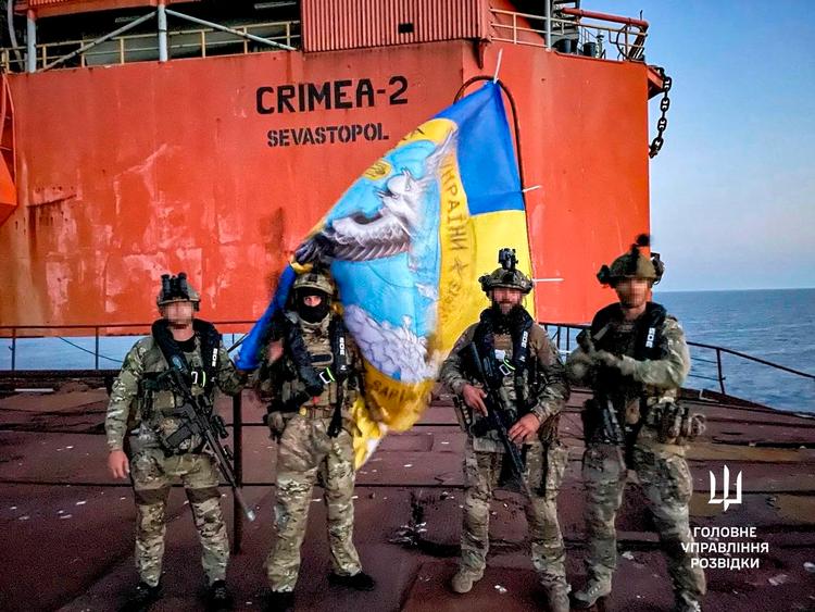 Billede fra Ukraines militære efterretningstjeneste lagt ud på beskedtjenesten Telegram. Det viser angiveligt ukrainske styrker på en olie- og gasplatform i Sortehavet.  Foto: Handout/Ritzau Scanpix