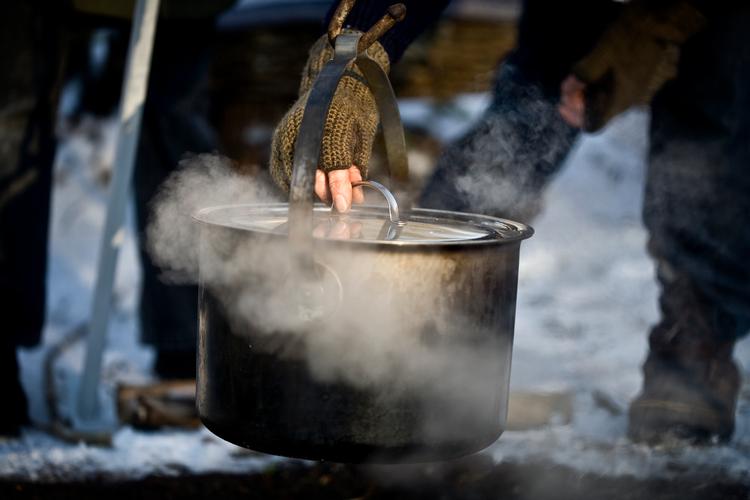Der er en hemmelig ingrediens i bålmad, men den står ikke i opskriften. Foto: Tobias Selnæs Markussen