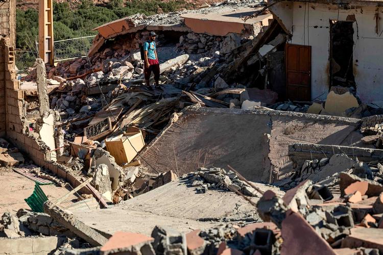En mand ser på resterne af de samenfaldne huse i landsbyen Talat N'Yacoub, syd for Marrakech. Foto: Fadel Senna/Ritzau Scanpix