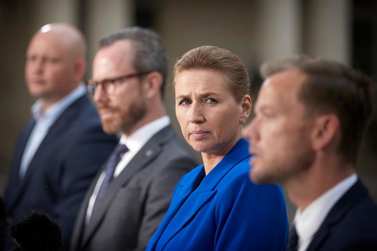 Statsminister Mette Frederiksen (S) var flankeret af vicestatsminister og økonomiminister Jakob Ellemann-Jensen (V), justitsminister Peter Hummelgaard (S) og kulturminister Jakob Engel-Schmidt (M), da regeringen præsenterede 39 tiltag i en ny bandepakke. Foto: Jens Dresling