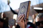 Danmark afskaffede i 2017 blasfemi-paragraffen, men demonstranter har flere gange opfordret politikerne til at genindføre paragraffen i straffeloven.  Nu foreslår regeringen en ny lov mod ’utilbørlig behandling af væsentlige religiøse genstande«. Foto: Anthon Unger (arkivfoto)