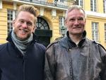 Huxi Bach og historiker Erik Gøbel tager seerne på vandring i Frederiksstaden i København, hvor mange af palæerne er bygget for penge fra Danmarks tid som slavenation. Foto: Jonas Søndergaard