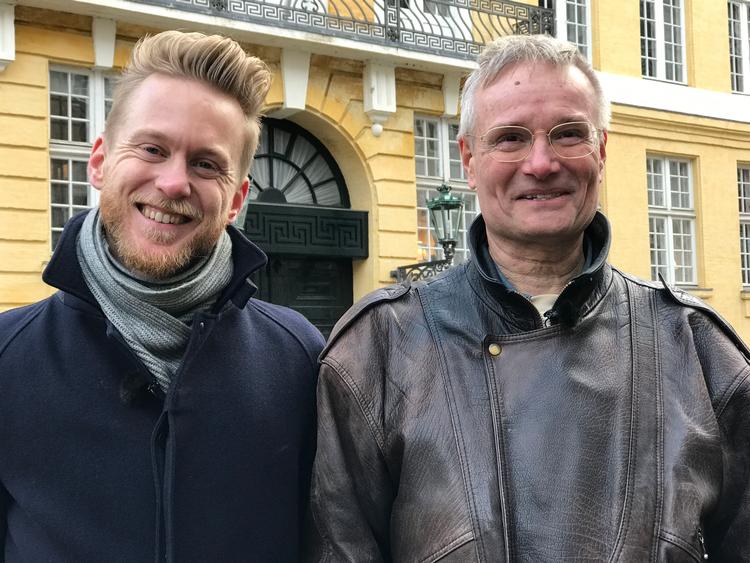 Huxi Bach og historiker Erik Gøbel tager seerne på vandring i Frederiksstaden i København, hvor mange af palæerne er bygget for penge fra Danmarks tid som slavenation. Foto: Jonas Søndergaard