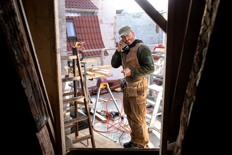 Man kan have bogen med på job, som lydbogslytteren her. Men det er ikke ørenfryd hver gang, mener vores anmelder. Arkivfoto Ivan Boll
