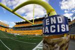 Udadtil gør NFL meget ud af at promovere budskaber om at gøre op med racisme, men indadtil gennemsyrer den stadig ligaen, mener journalist Jim Trotter, der nu har sagsøgt NFL for racediskrimination. Foto: Gene J. Puskar/Ritzau Scanpix
