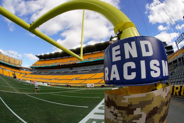 Udadtil gør NFL meget ud af at promovere budskaber om at gøre op med racisme, men indadtil gennemsyrer den stadig ligaen, mener journalist Jim Trotter, der nu har sagsøgt NFL for racediskrimination. Foto: Gene J. Puskar/Ritzau Scanpix
